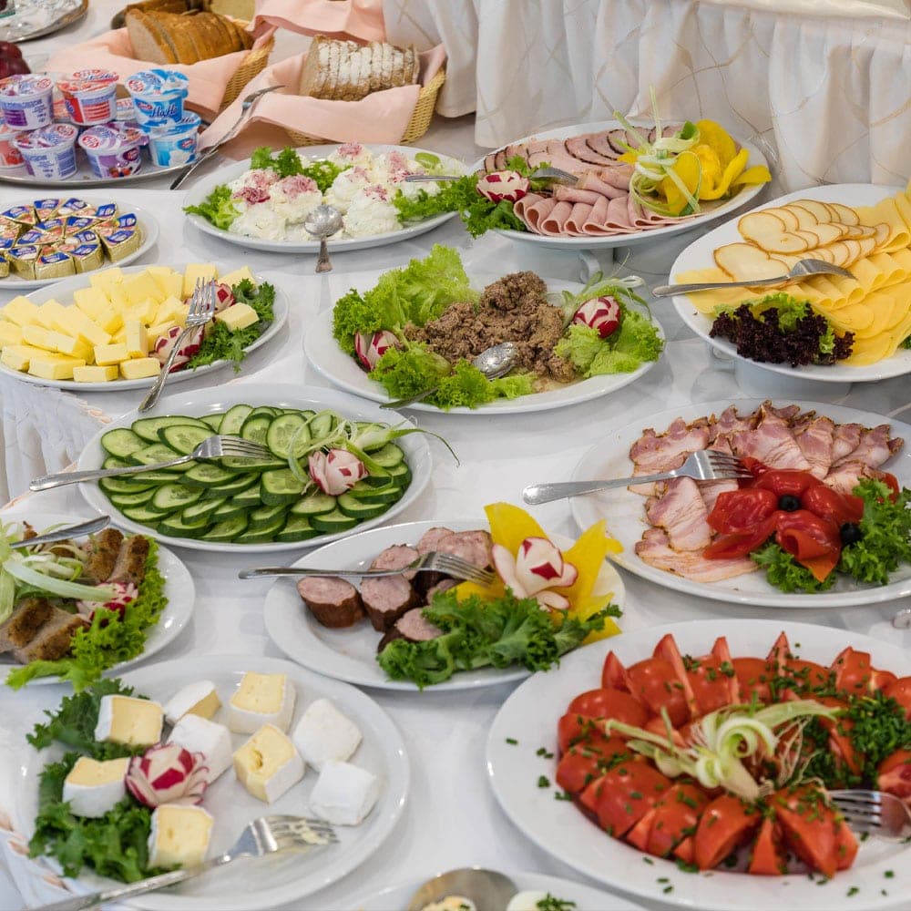 Obiady weselne w Restauracji Grand Felix — zimny bufet — wędliny, sery, sałatki i przystawki